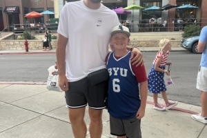 开运体育手机APP下载-真心换真心！努尔基奇热情与球迷合影 收获小球迷一枚