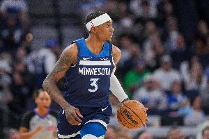 芬奇：麦克丹尼尔斯在防守端的表现堪称惊艳 这正是球队所需的