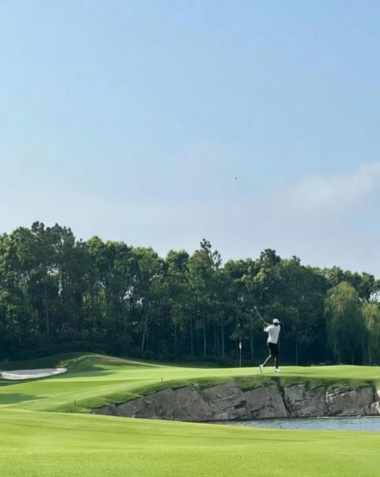 kaiyun sports-手痒了！詹姆斯凌晨飞抵上海 今日上午就去浦东挥杆练习高尔夫