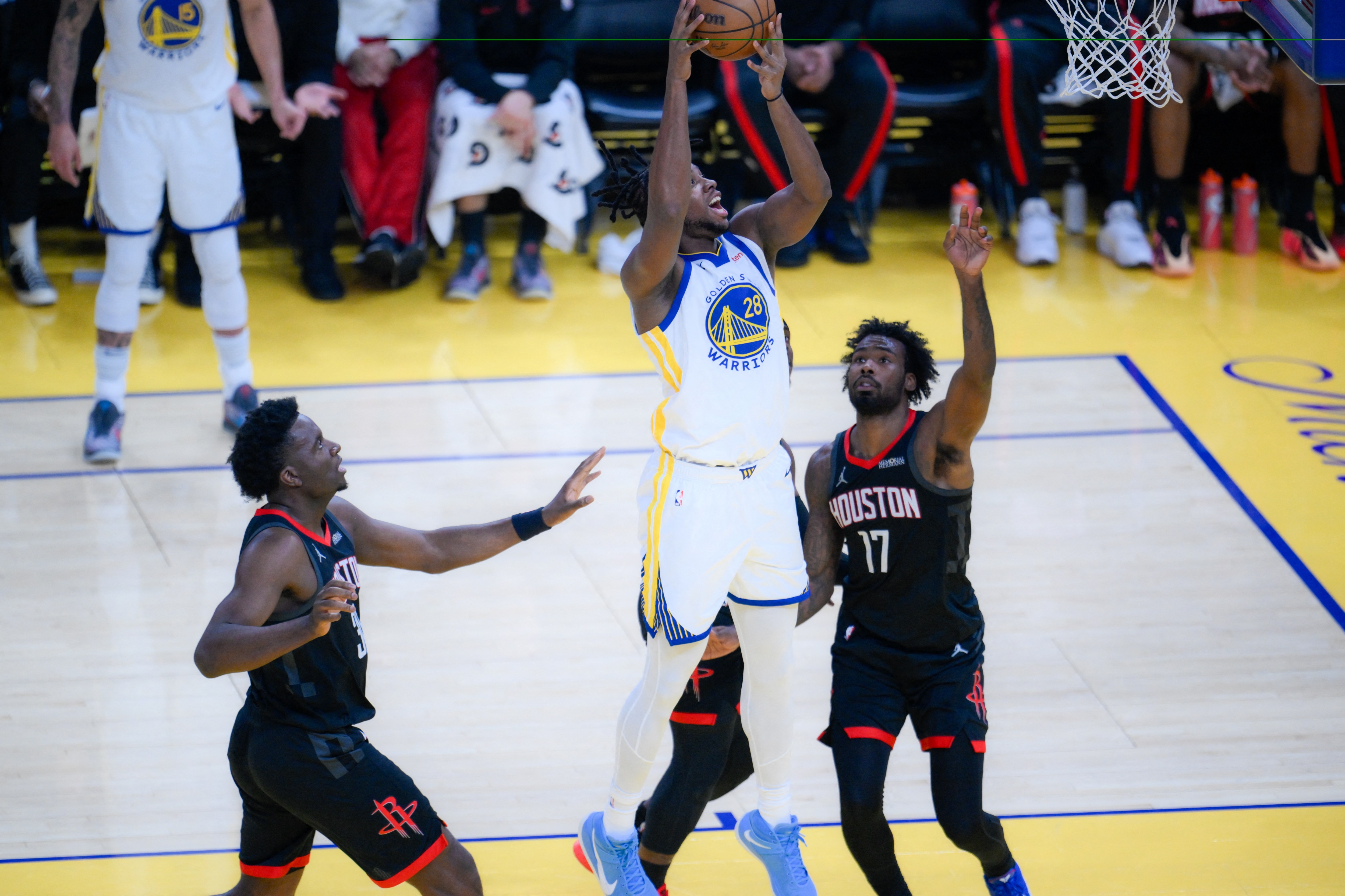 开云-库里：你能看出贝西的比赛感觉很好&amp;他充满侵略性 14分12板很关键